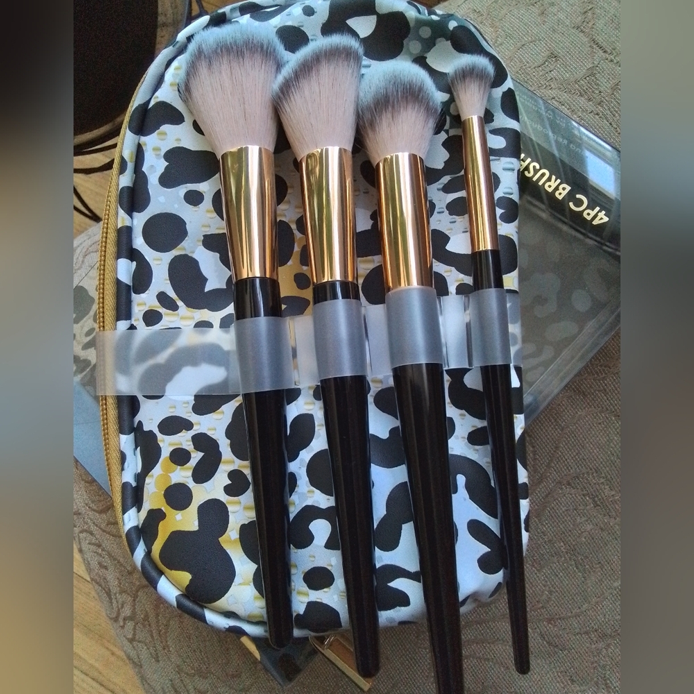 Candie Couture Makeup Brush Set with Cosmetic Bag - Black and Gold - Picture 2 of 2